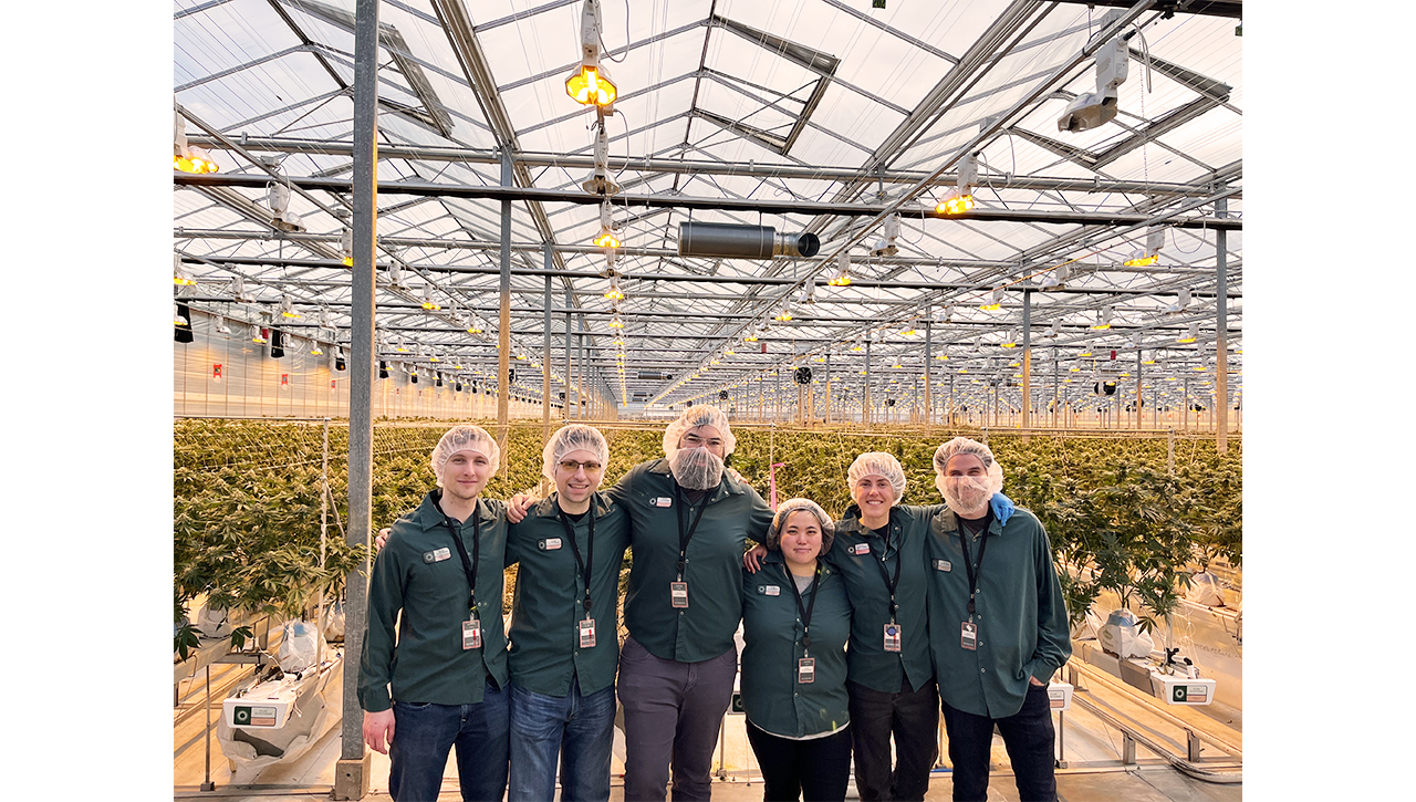 Une partie de l’équipe d’Elevated Signals chez Pure Sunfarms en 2022